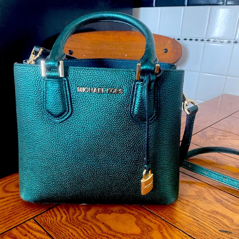 Micheal kors purse with cross body strap